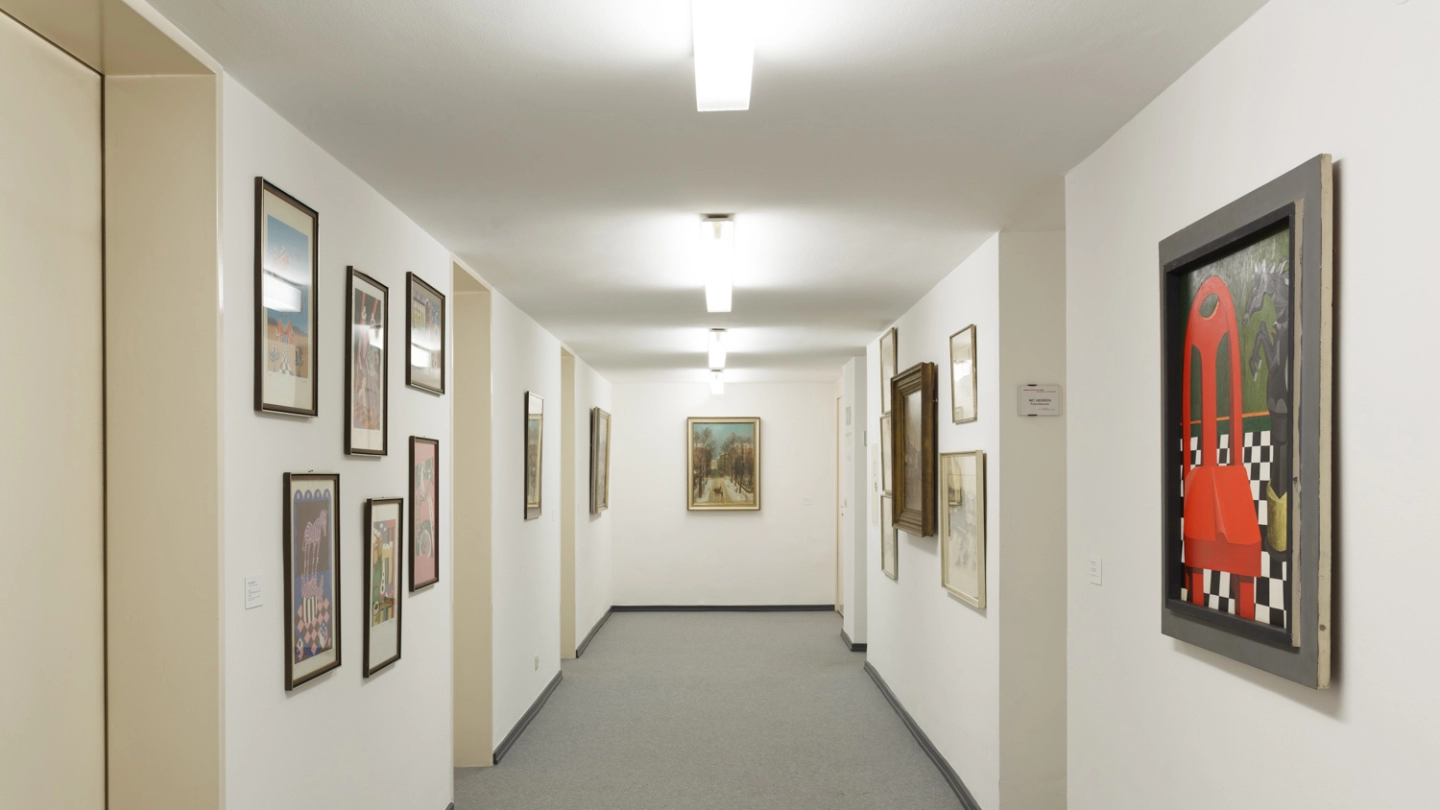 Ein Gang im Kulturamt, in dem verschiedene Werke aus der Städtischen Kunstsammlung die Wände zieren.